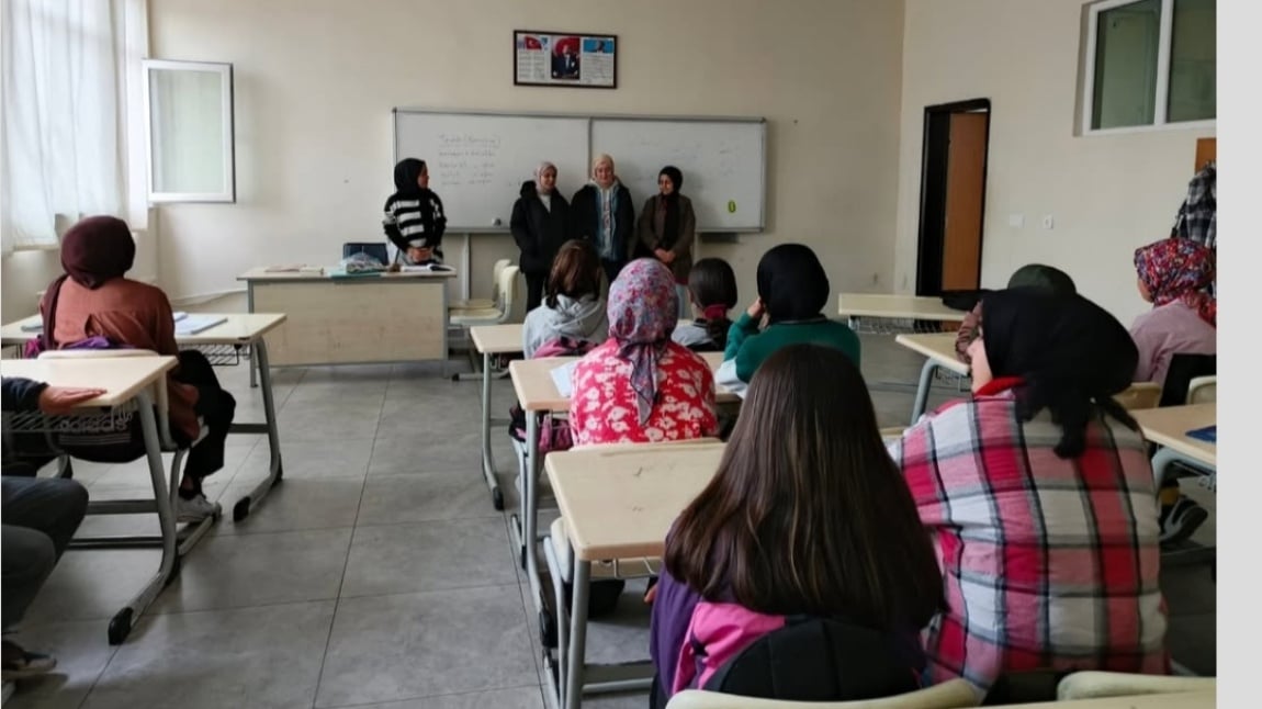 Üniversiteyi Okuyan Mezun Öğrencilerimizle Bu Yıl Okula Yeni Başlayan Öğrencilerimiz Buluştu.