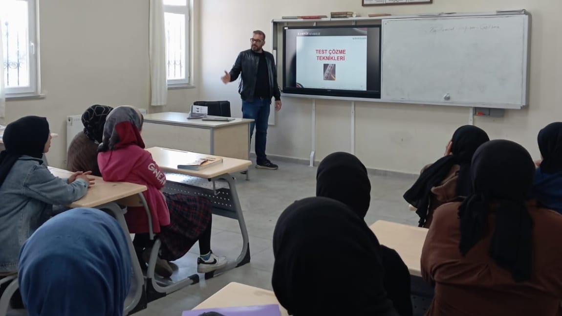 Okulumuzda Rehber Öğretmenimiz Tarafından Sınav ve Soru Çözümleri ile ilgili Bilgilendirme Yapıldı.